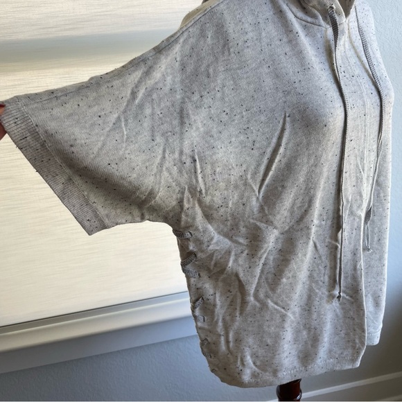 CAbi Short Sleeve Pull-Over Speckled Hoodie Sweater Style 3473 Size Small - Picture 5 of 11